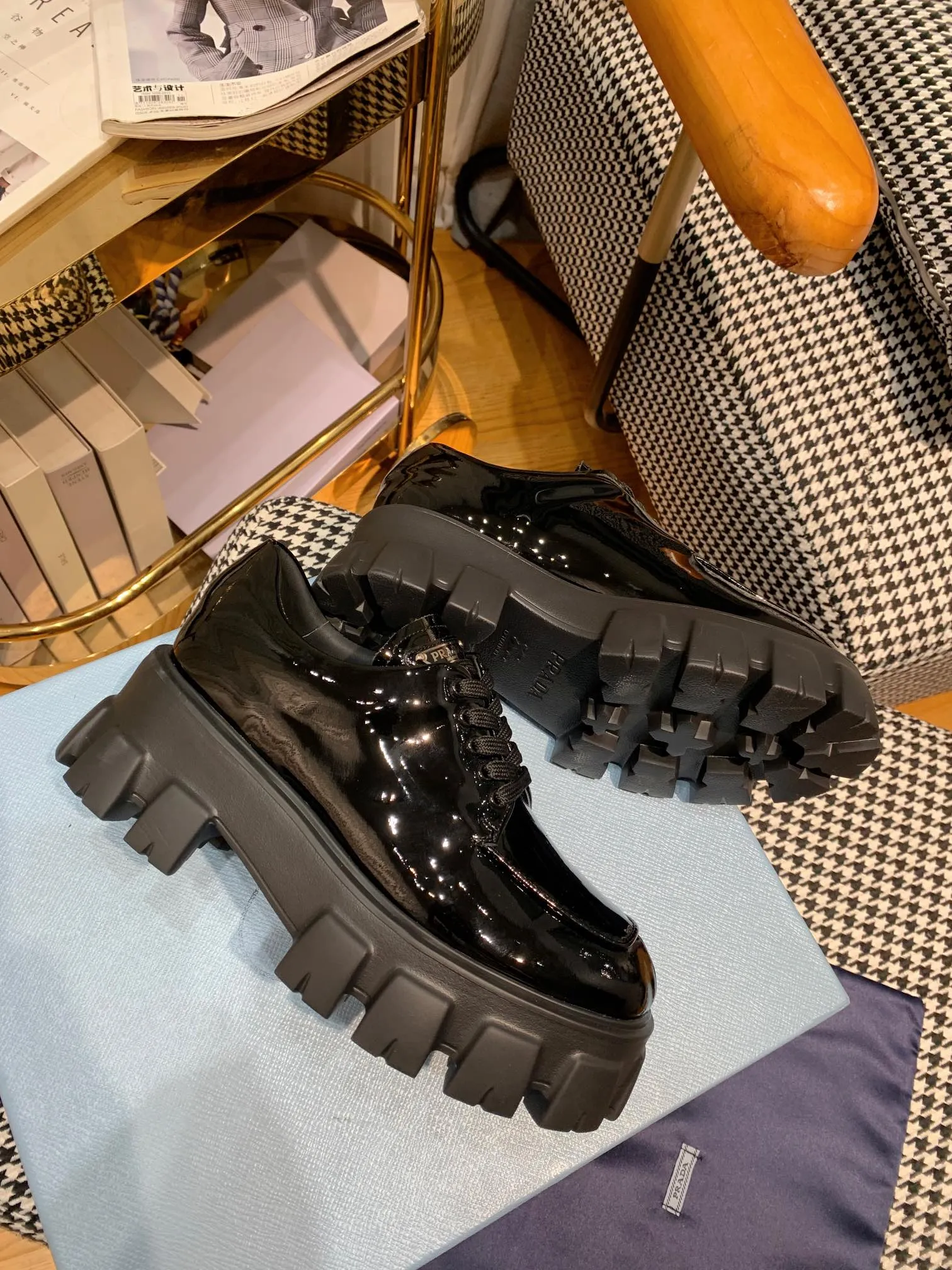 👟👟Ex-factory price 480👟👟 Women's shoes women's clothing ss23 Prada Prada ✨ 💥The T-stage catwalk model "Dream Never Sleeps" can be used on important occasions. It has an aristocratic feel and is perfect on the feet💃💃The entire series is full of exciting and unexpected combinations of elements, with a strong artistic flavor, allowing you to appreciate the ever-changing style of Prada girls. 1⃣ Upper: cowhide with open edge beads/patent leather 2⃣ Lining: imported sheepskin 3⃣ Outsole: lightweight foam outsole Size 35M-40M